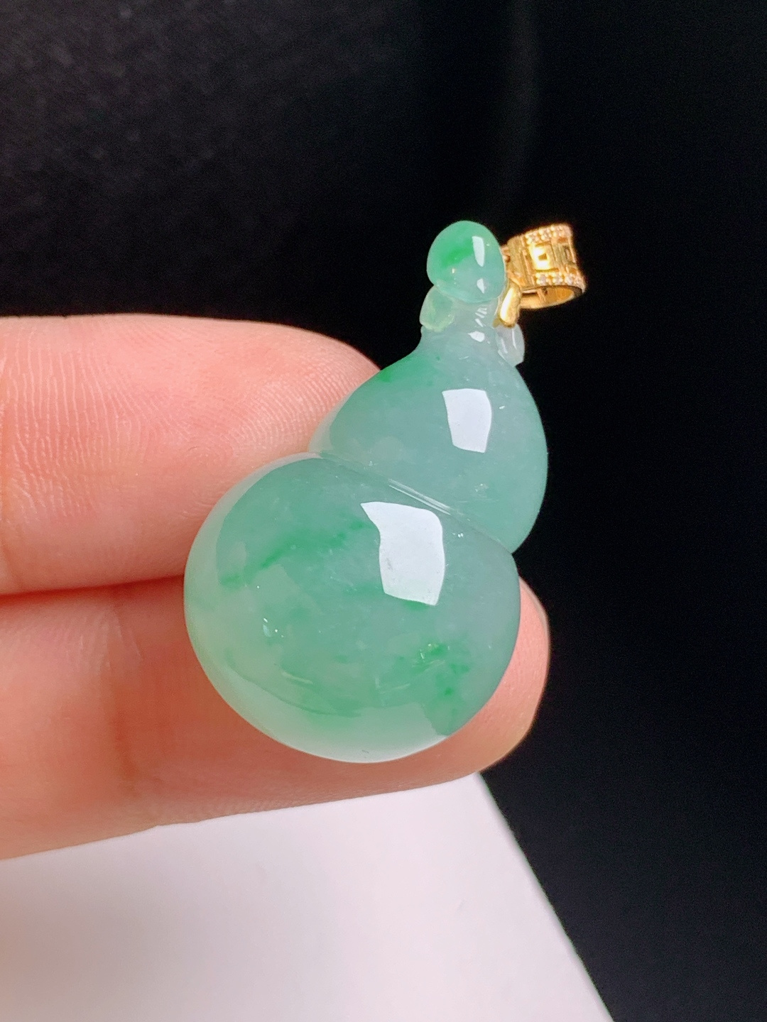 冰飘绿葫芦吊坠，翠色怡人，圆润饱满，福禄双全，裸石29.8-17.8-11.534.6，530901
