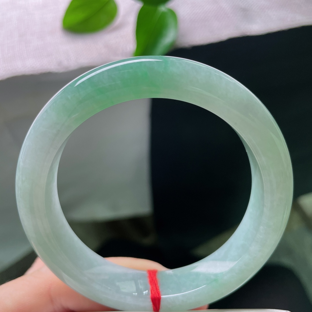 55.8/12.6/9.4，飘花正圈，无裂，一边清浅冰底，一边晕染温润翠色，色彩自然过渡，一半清雅，