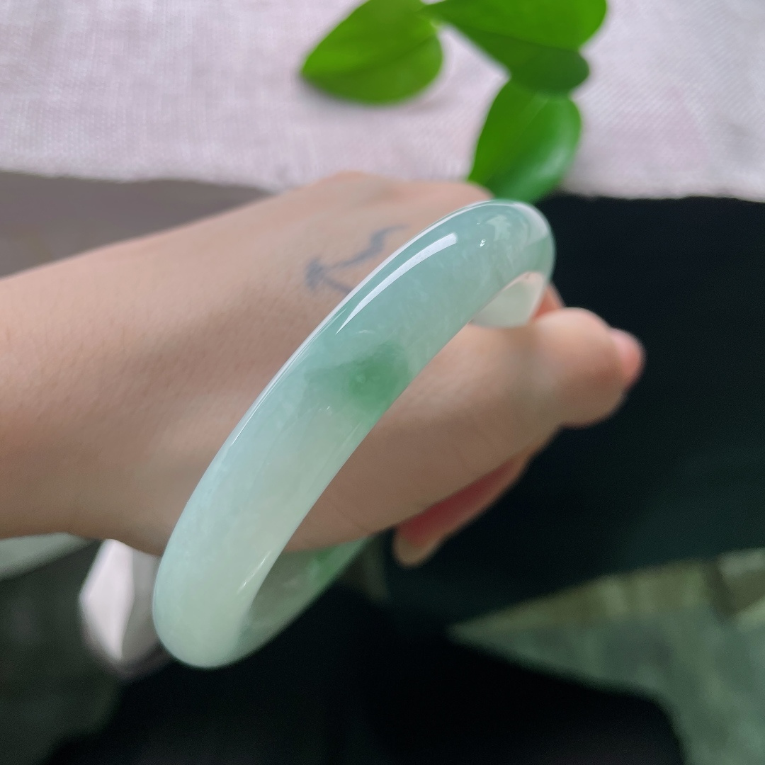 飘花圆条，一点皮纹，天然飘花是玉石写下的情话，每一缕花色都，也是世间无可复刻的风景。ss58036a