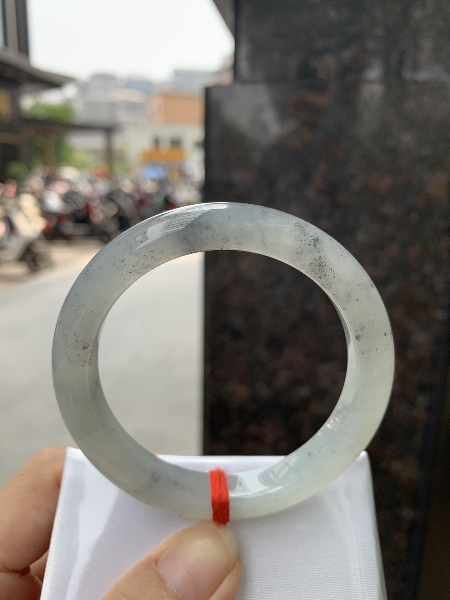 冰乌鸡正圈,打灯细纹，不影响，底妆水润细腻，乌鸡种的黑寓意着高贵，神秘，个性，甜酷风的搭配，底妆带点淡淡晴底，与国风，休闲风搭配都很适合，简直白搭