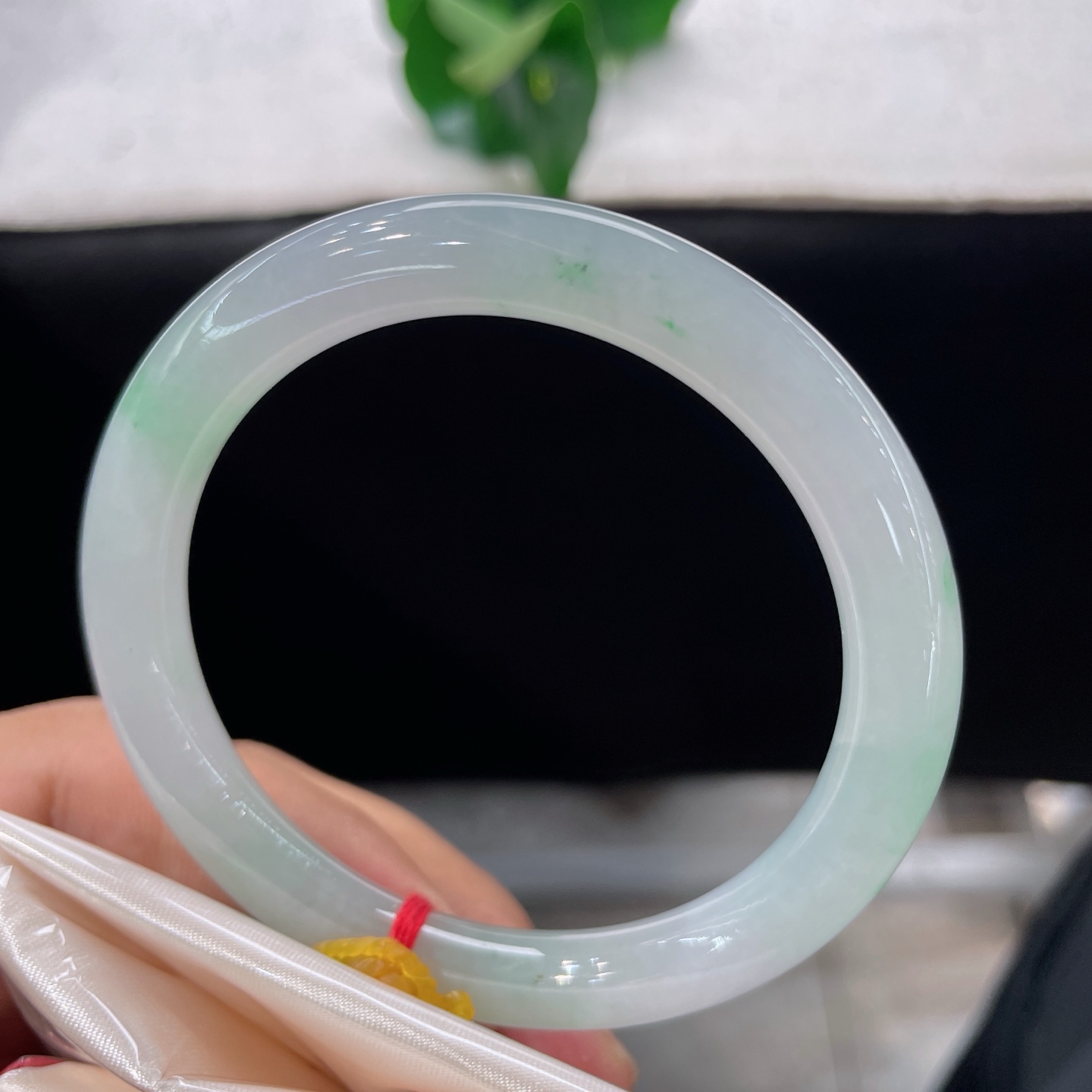 天然翡翠手镯 圈口55.3/7.1/8.2，冰飘绿花美人条，55/56可戴，冰玉凝素魄，碎翠落环身。腕间一圆镯，揽尽一川春风。无裂。