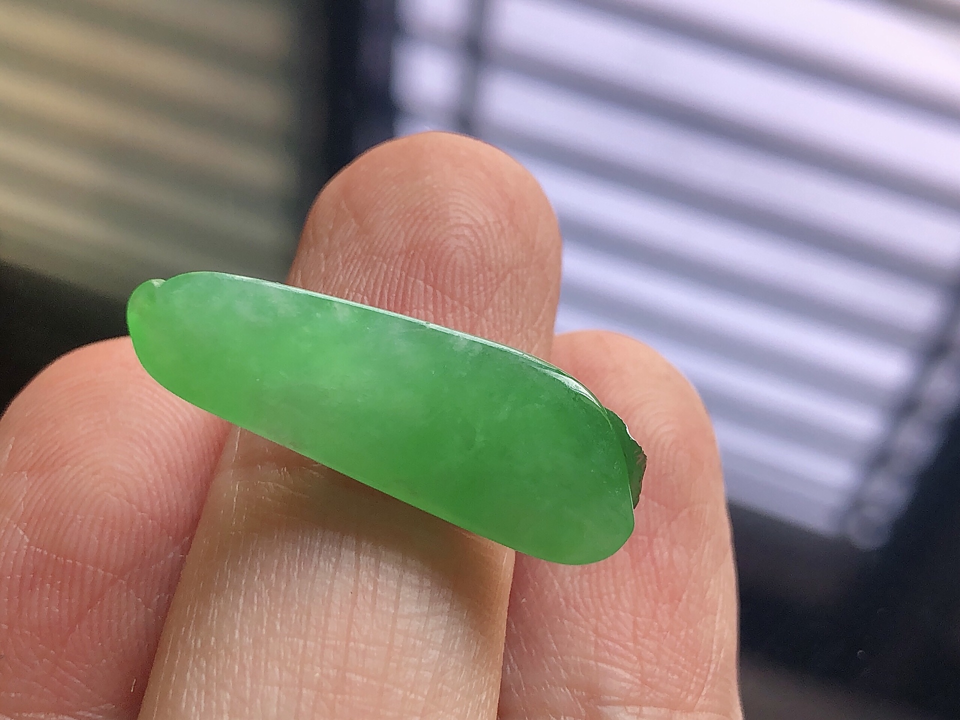 冰种阳绿福豆，色泽艳阳，通透水润，玉质细腻，夺目迷人，镶嵌效果，品相，无裂，尺寸26*9*5.2