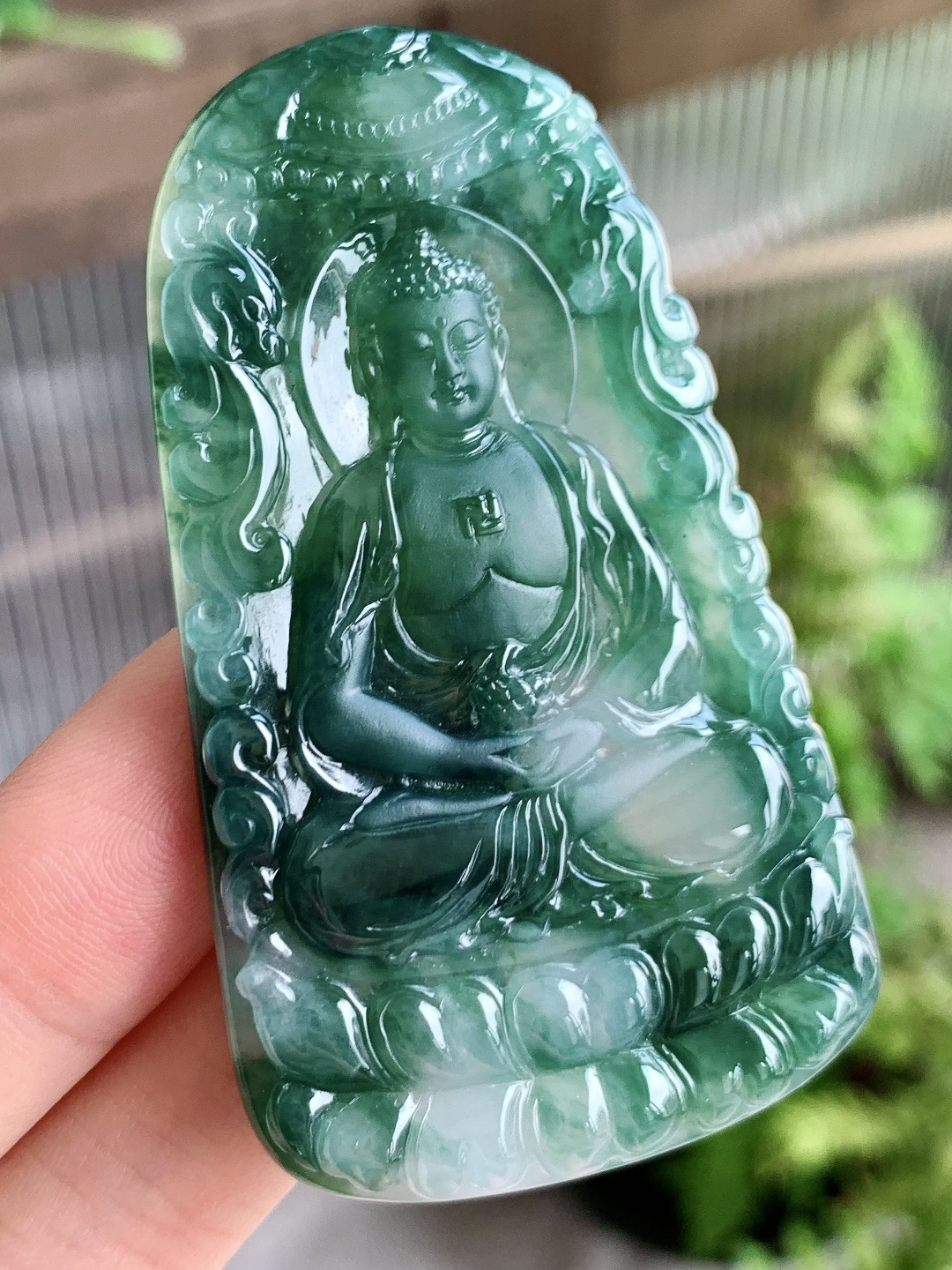 糯冰飘花大日如来牌吊坠,缅料 性比高,尺寸67.7-39-5.8,重量36克