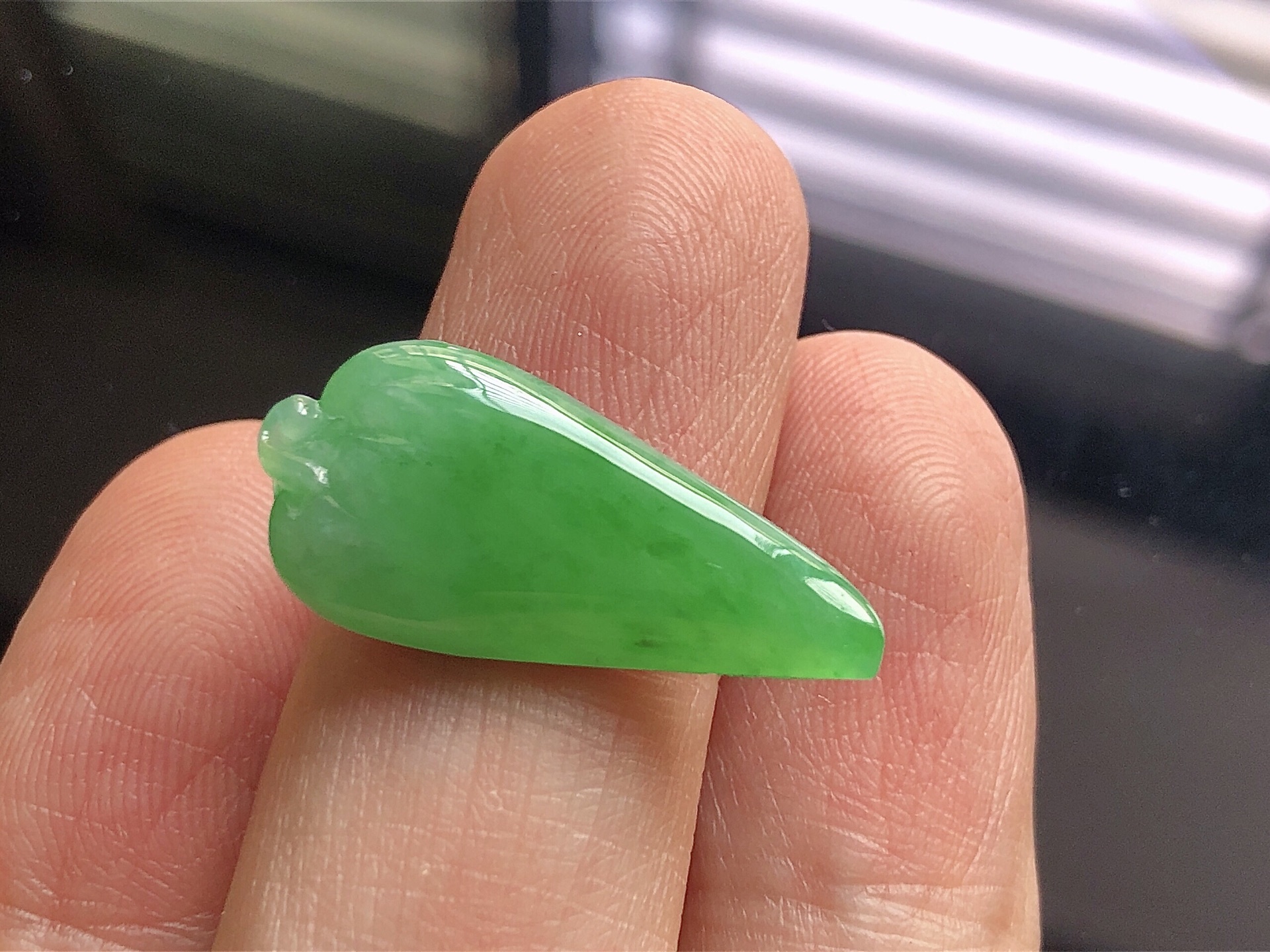 冰种阳绿福瓜，色泽艳阳，通透水润，玉质细腻，夺目迷人，镶嵌效果，品相，无裂，尺寸25.5*12*4
