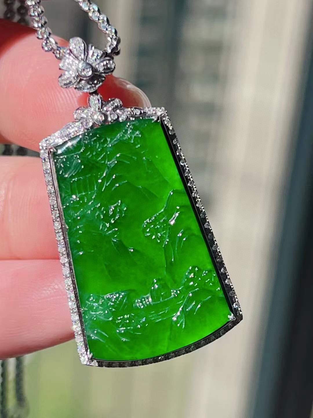 满色辣阳绿山水牌吊坠，精工雕刻，细腻水润，品质杠杠滴，无裂
