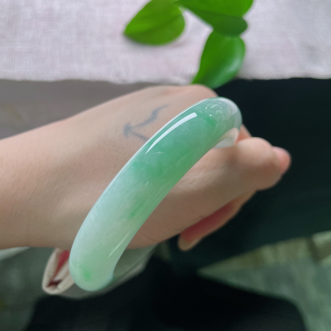 55.8/12.6/9.4，飘花正圈，无裂，一边清浅冰底，一边晕染温润翠色，色彩自然过渡，一半清雅，一半葱茏，山水意境浑然天成。ss57968a