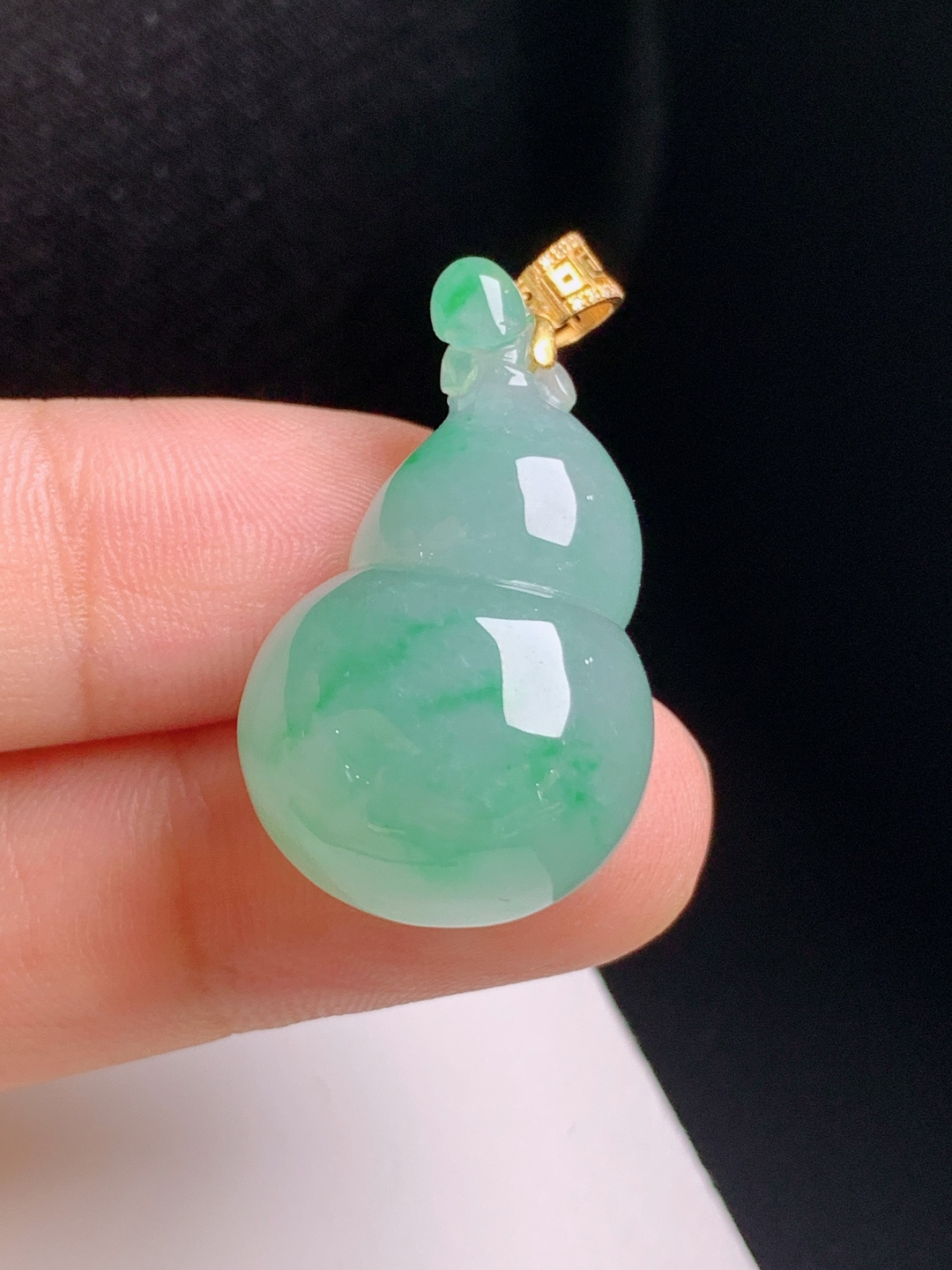 冰飘绿葫芦吊坠，翠色怡人，圆润饱满，福禄双全，裸石29.8-17.8-11.534.6，530901