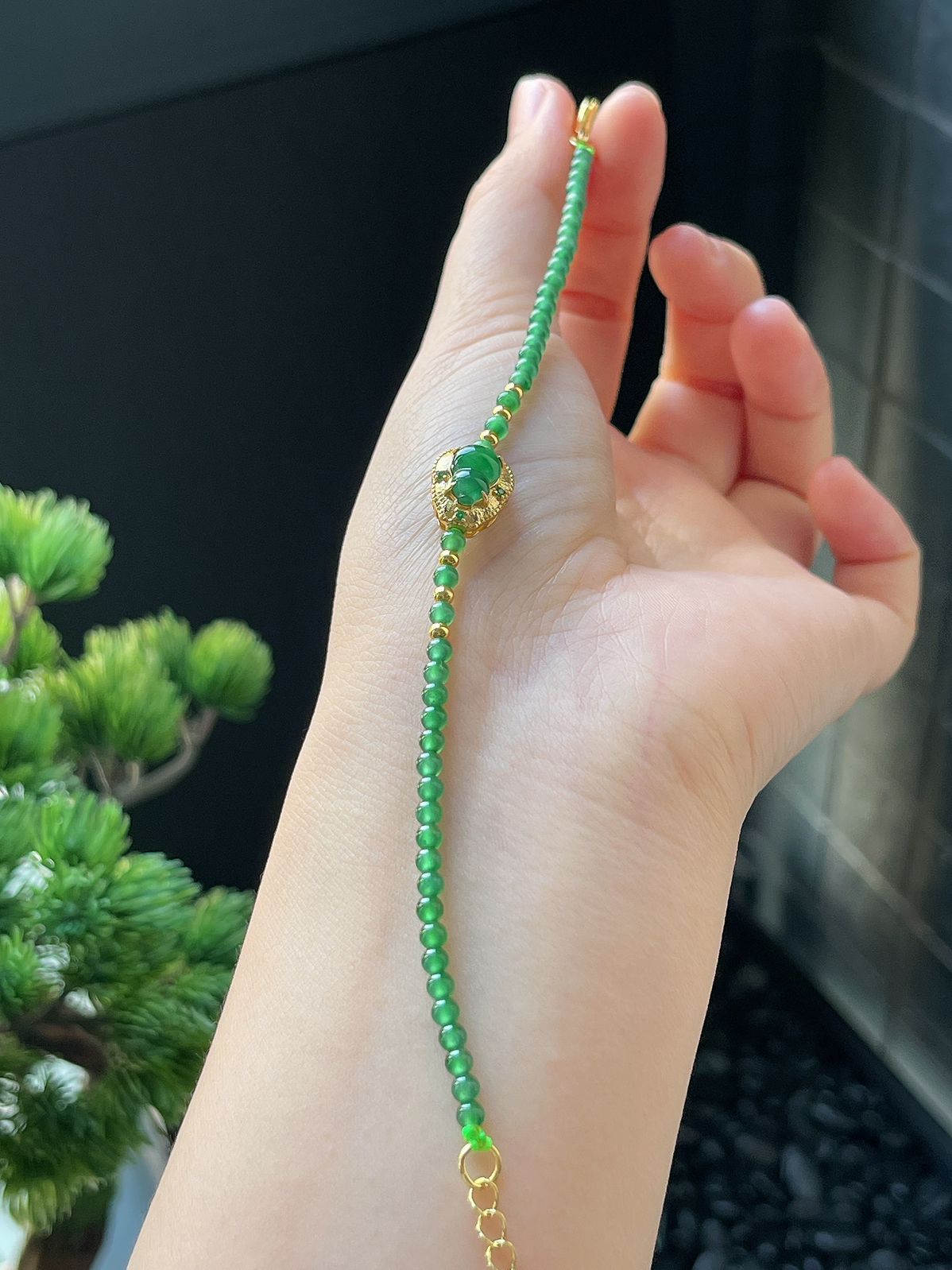 翡翠绿色小米珠手链