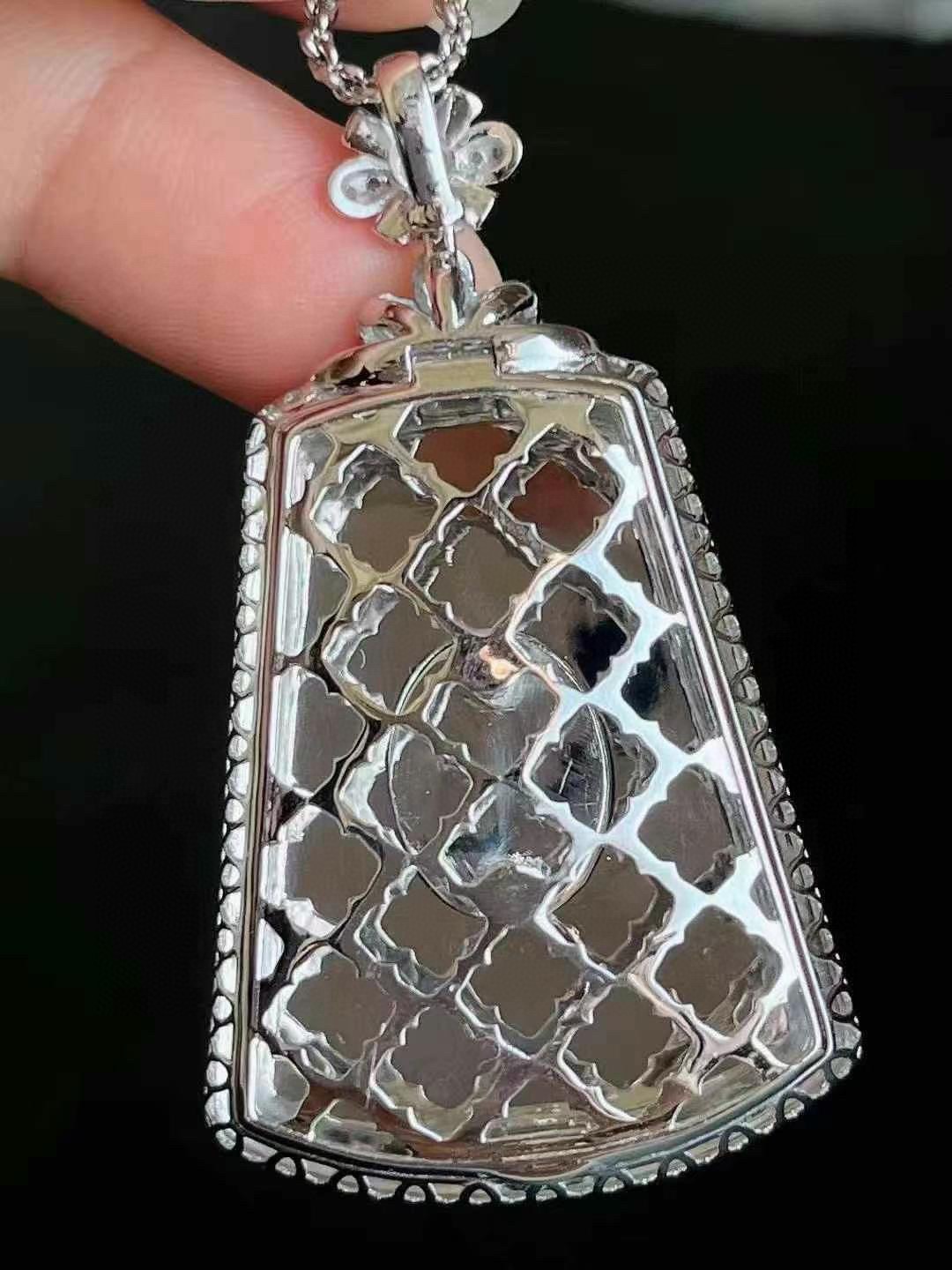满色辣绿意境山水牌吊坠，大气尺寸细腻感十足，辣绿品质，种好起光，无裂