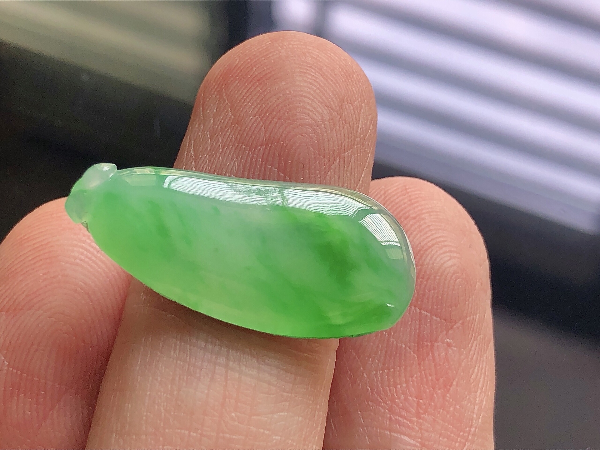 冰种阳绿福瓜，色泽艳阳，通透水润，玉质细腻，夺目迷人，镶嵌效果，品相，无裂，尺寸26.6*12*3.