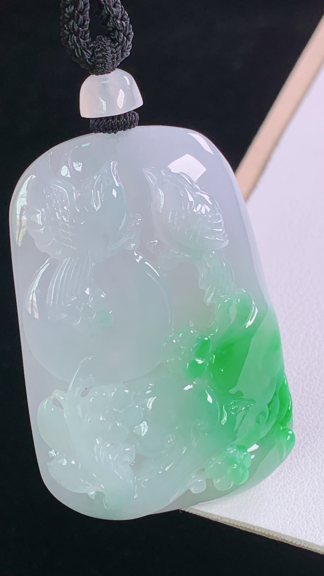 冰飘绿喜上眉梢，色泽明艳，水润荧光，无裂，尺寸:58.9-40.3-11.8mm