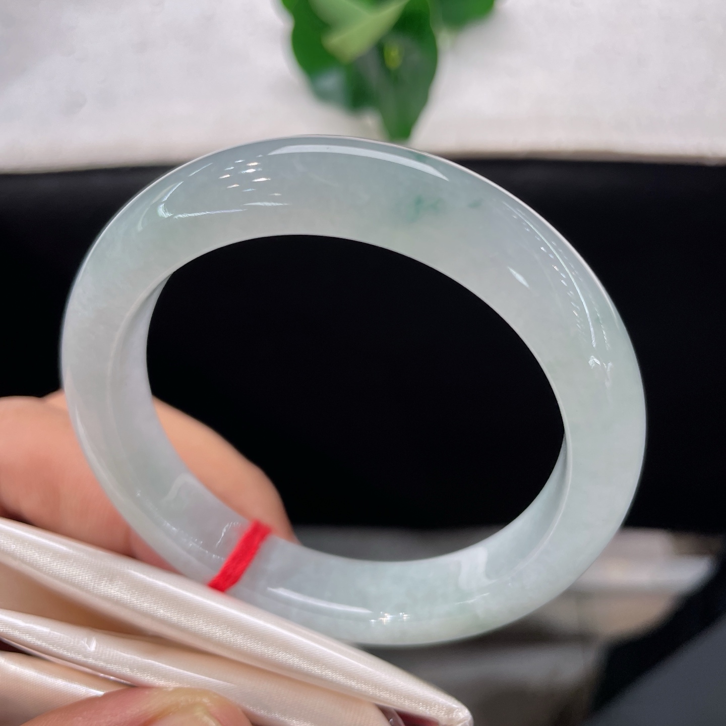 天然翡翠手镯 圈口52.8/10.8/8.5，冰飘花正圈，52/53/可戴，冰玉含轻翠，浅花漫玉环。微棉。