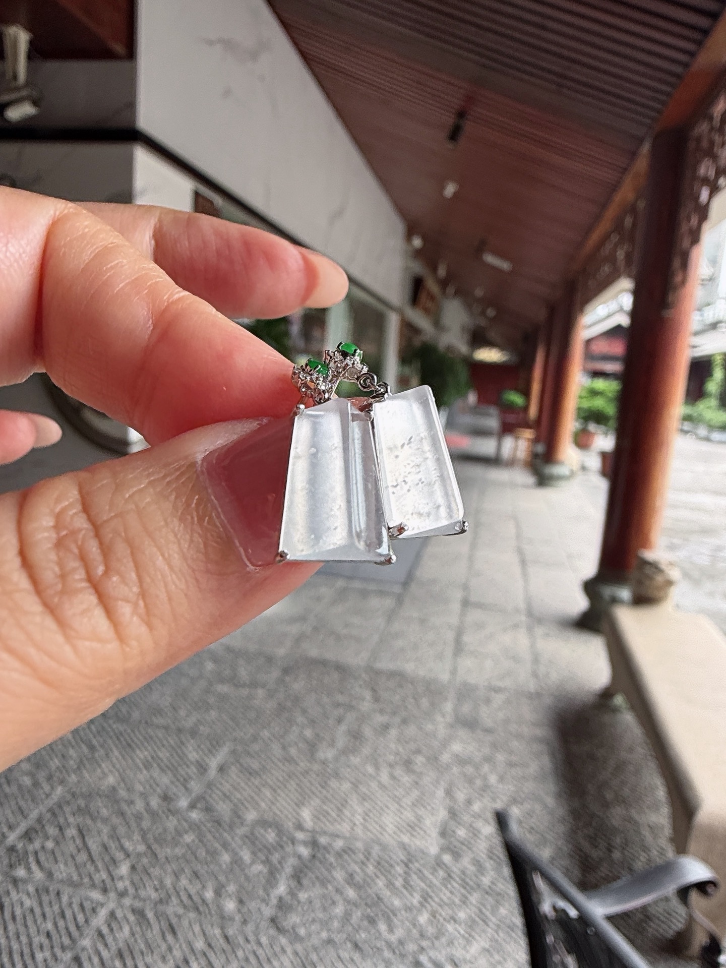 天然翡翠冰种素面耳钉，玉质透澈，莹润迷人，18K金镶嵌，无裂
