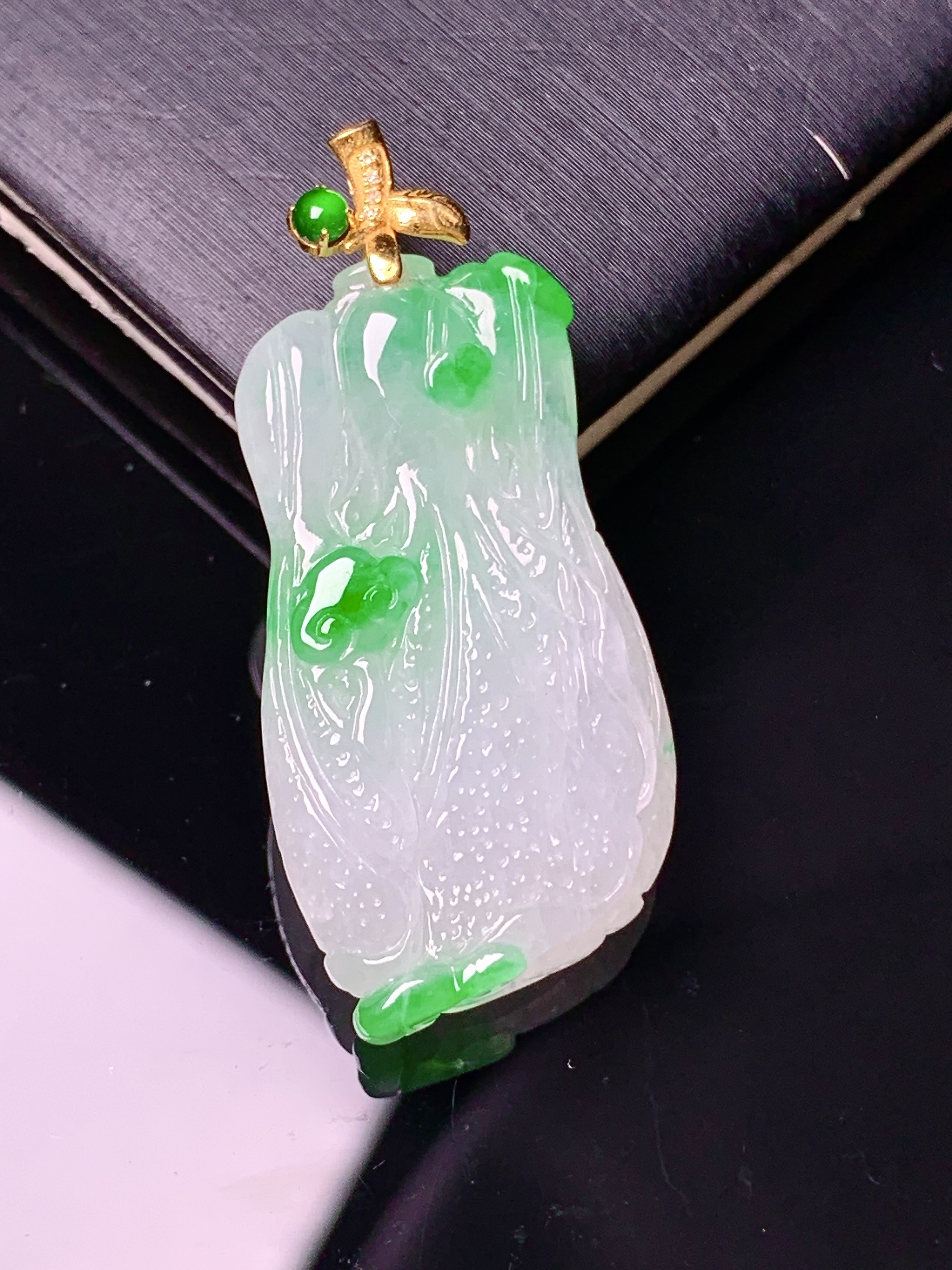 18k金镶嵌飘绿白菜吊坠 玉质细腻 色泽艳丽清新 水润亮眼 整体尺寸36.2*16.2*5.5 e1