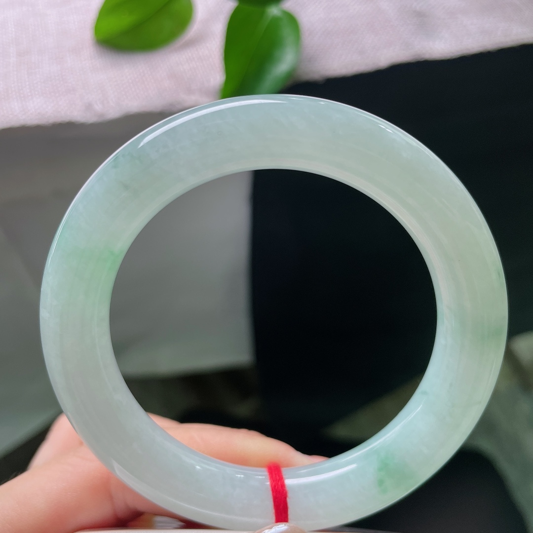 飘花圆条，一点皮纹，天然飘花是玉石写下的情话，每一缕花色都，也是世间无可复刻的风景。ss58036a