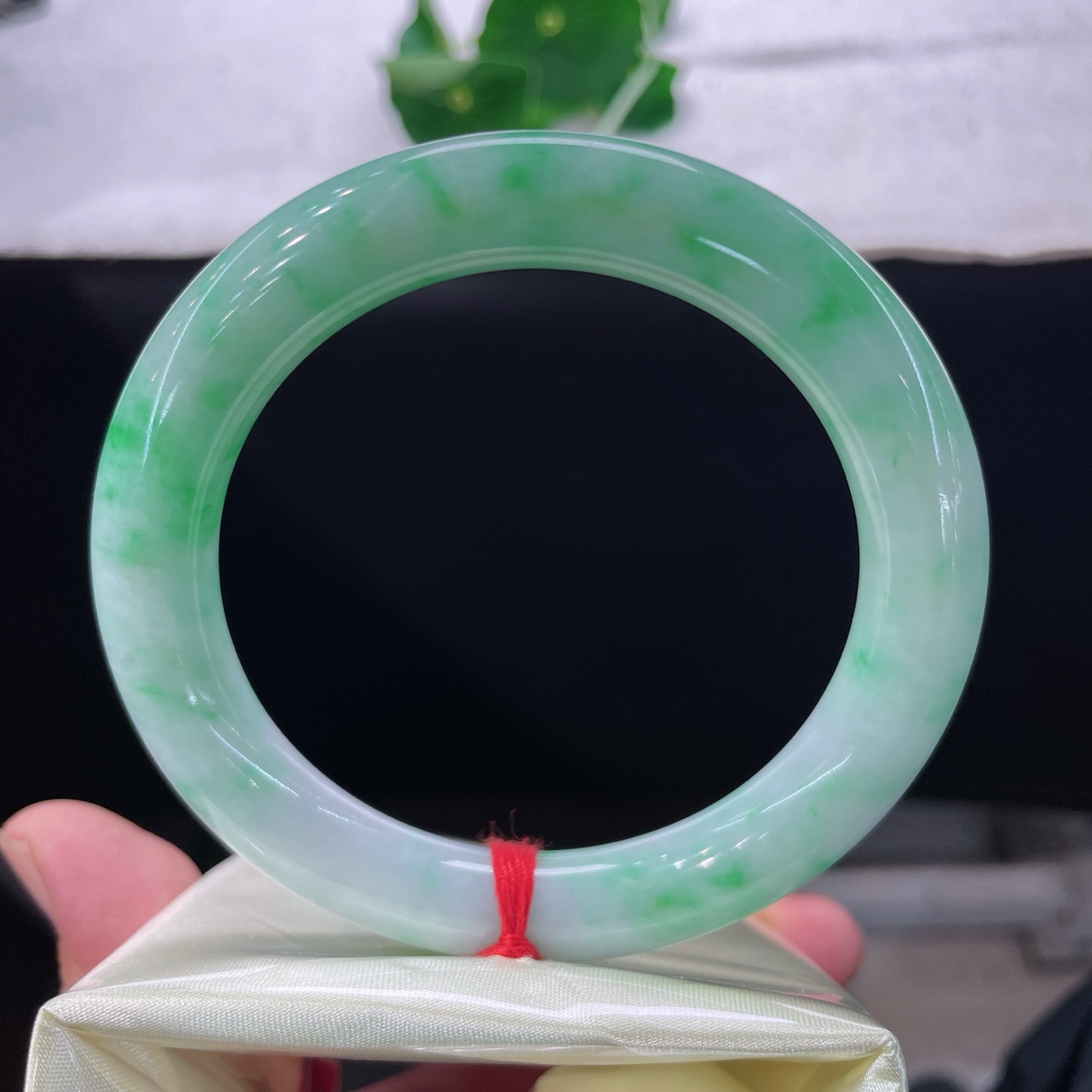 【翡翠手镯】圈口58/11.2/10.6，飘绿胖圆条，正圈59/60可戴，仿若春草漫汀，质地温润澄澈。无裂。