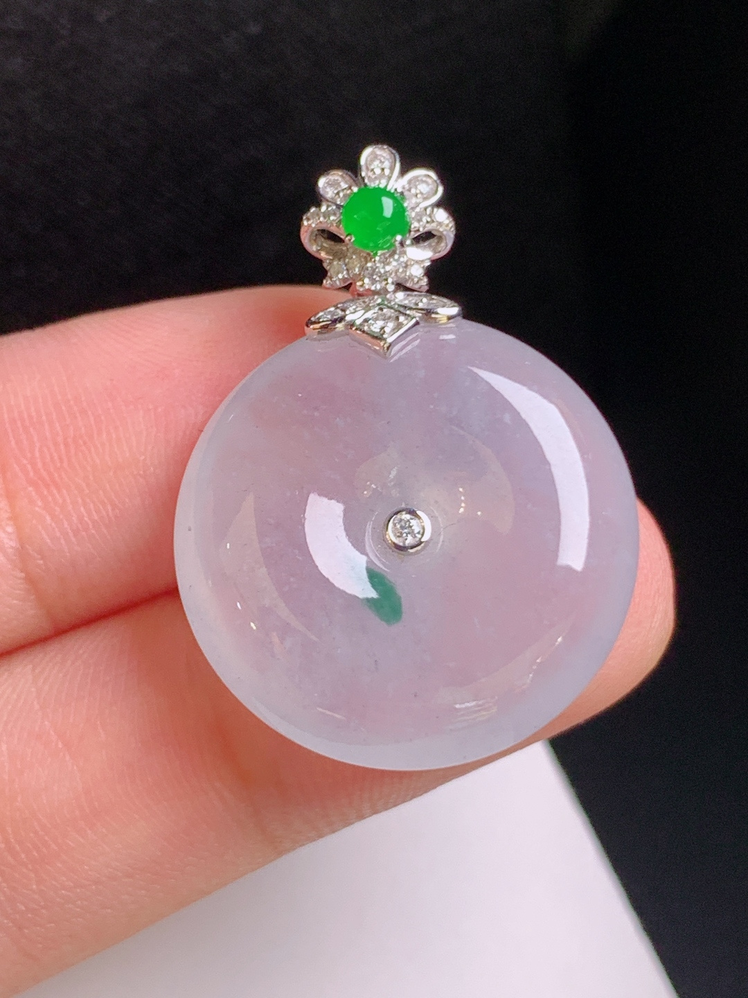 冰种飘花平安扣吊坠，冰清玉润，一抹俏绿，圆满吉祥