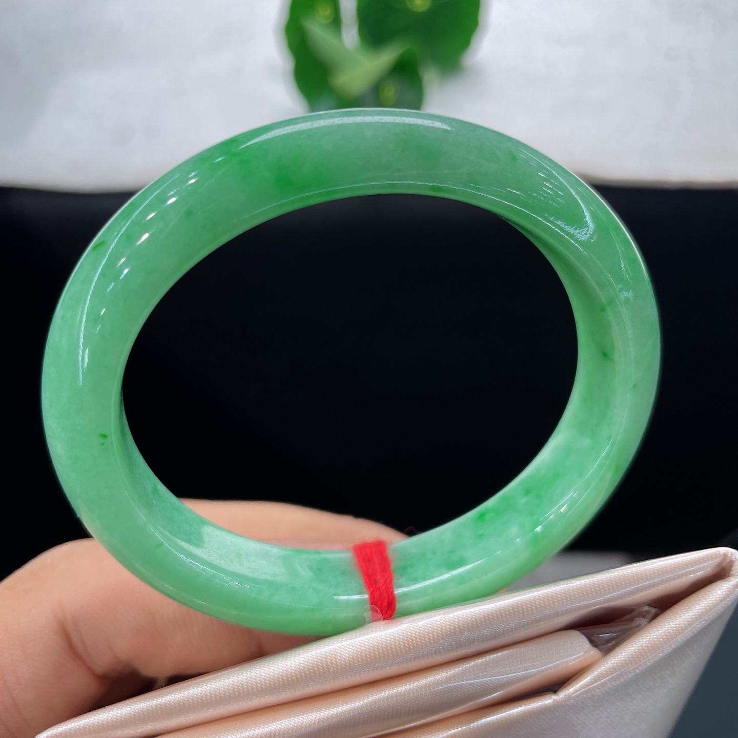 天然翡翠手镯，圈口54.8/11.6/8.2，满色贵妃手镯，53/54可戴，翠色盈环镯，清辉绕玉肌，微纹