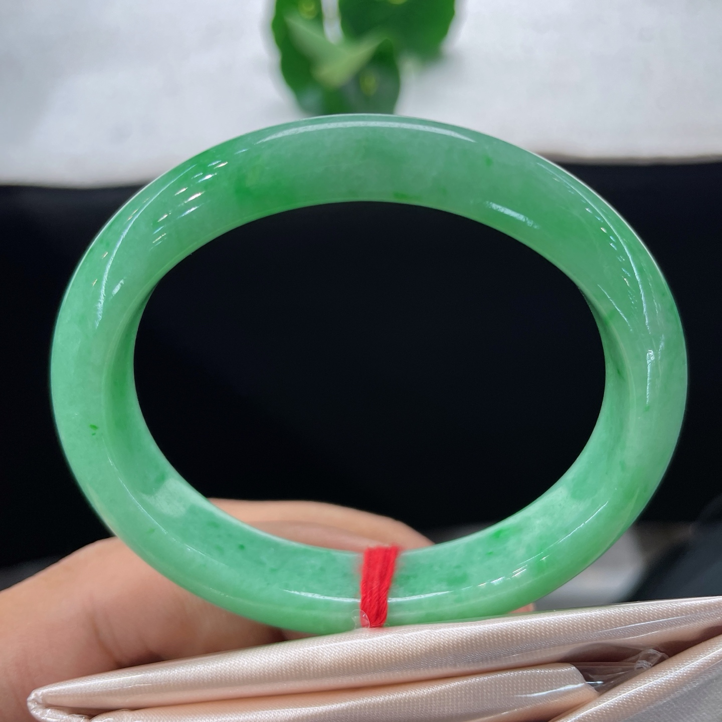 天然翡翠手镯，圈口54.8/11.6/8.2，满色贵妃手镯，53/54可戴，翠色盈环镯，清辉绕玉肌，