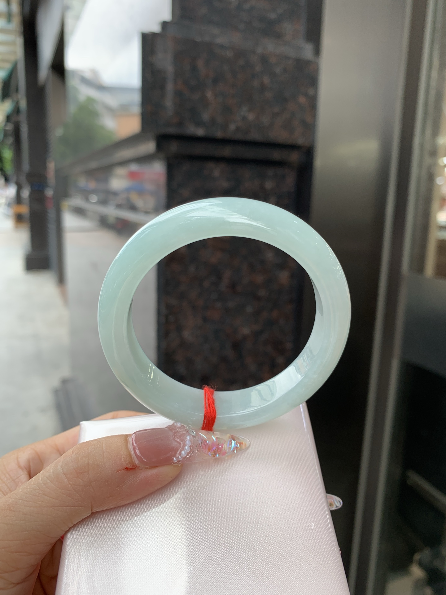 天空蓝正圈,0619-N1027-1,无裂，底妆水润，质地细腻，天空蓝底色均匀，由内而外散发出温婉气质，清爽治愈