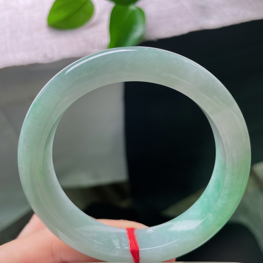 55.8/12.6/9.4，飘花正圈，无裂，一边清浅冰底，一边晕染温润翠色，色彩自然过渡，一半清雅，一半葱茏，山水意境浑然天成。ss57968a