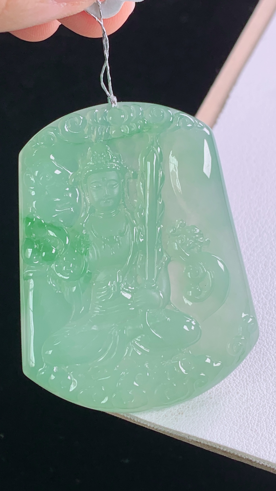 冰绿虚空藏菩萨,种色兼备，水润细腻，无裂,尺寸:51.6-40.2-5.9mm