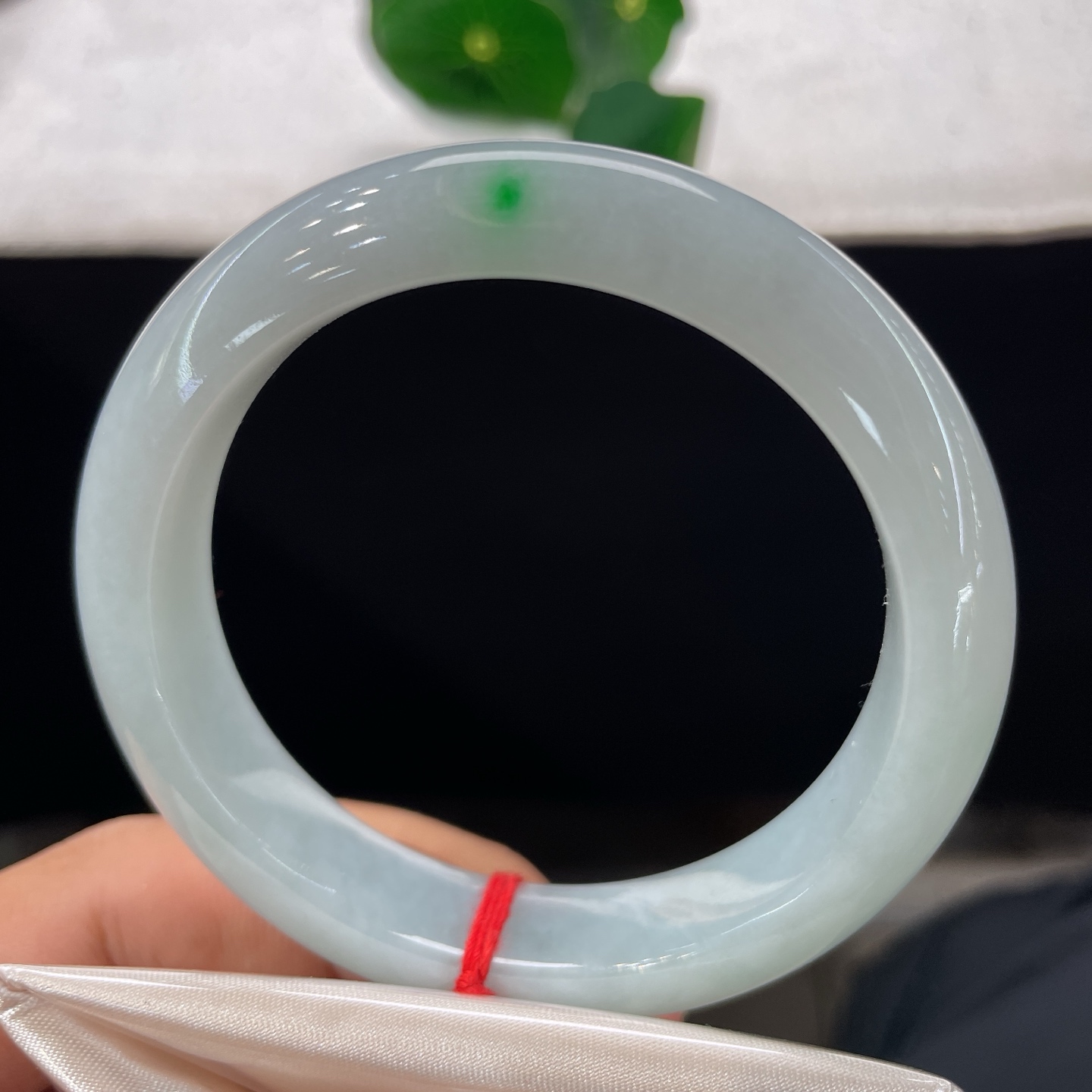 翡翠手镯 圈口55.9/12.5/8.8，白底青正圈，55/56/可戴，素玉凝光，肚里藏金，无裂