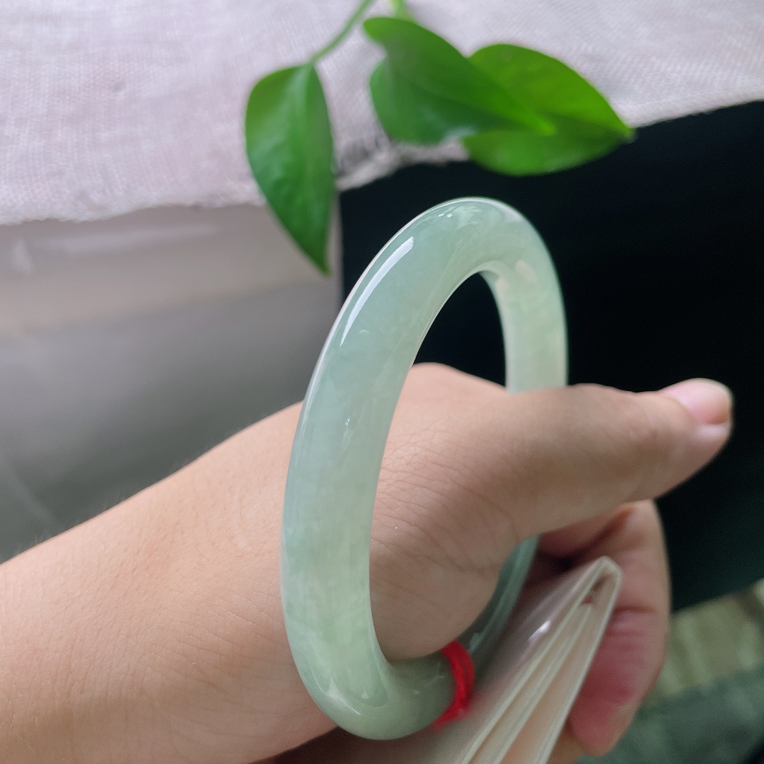 绿底圆条，无裂，玉质细腻温润，种质扎实，镯面光泽莹润柔和，上手触感顺滑，玉感十足。ss58004a