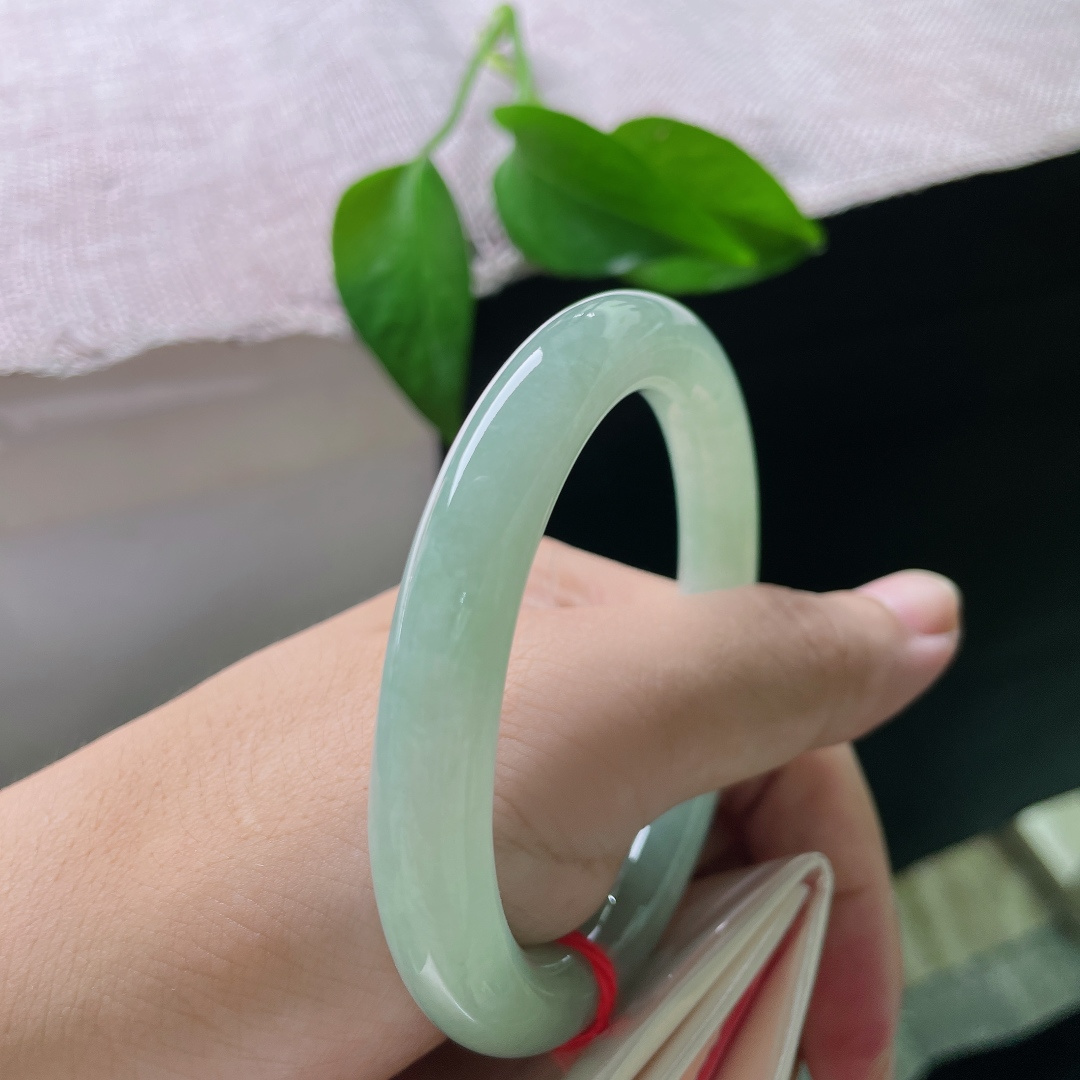 绿底圆条，无裂，一整圈温润湖绿色调均匀铺展，色调沉静柔和，如同深潭碧水，自带从容内敛的气质。ss58009a