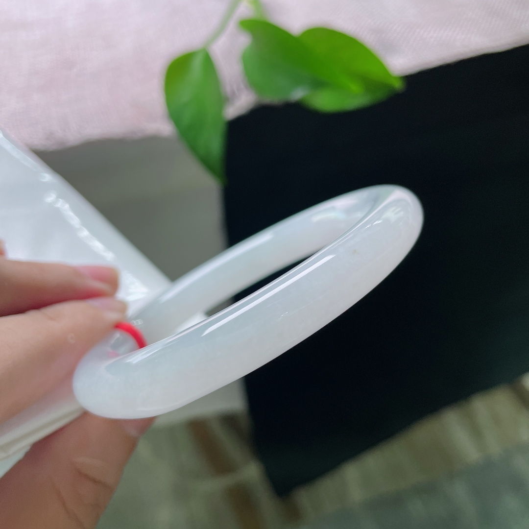 55.3/9.5，白月光圆条，无裂，玉质细腻莹润，水头通透柔和，镯面泛着淡淡的柔光，没有浓烈色彩，胜在干净素雅。ss58228a