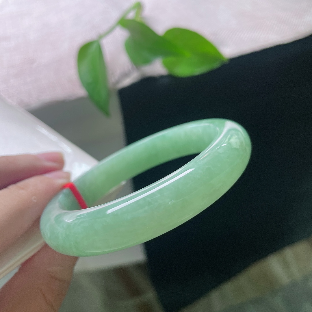 绿底正圈，一点皮纹不影响，湖水般的玉色随光影轻轻流动，柔和均匀，每一寸玉面，都流露着天然玉石独有的静谧层次。ss58280a