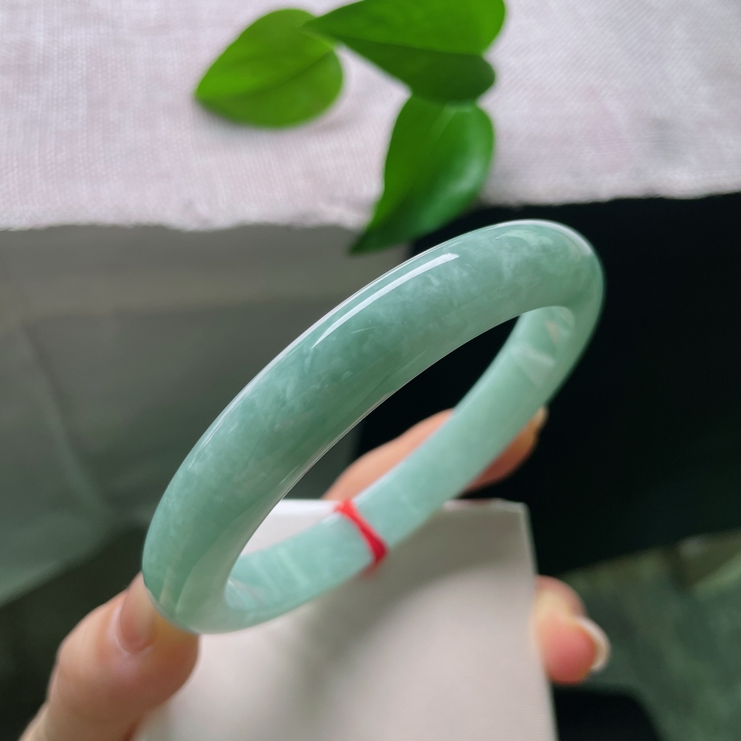 绿底正圈，晶体，特大圈口，清润的豆青底色均匀铺展，色调柔和沉静，自带江南湖水的温婉气韵。ss57938a