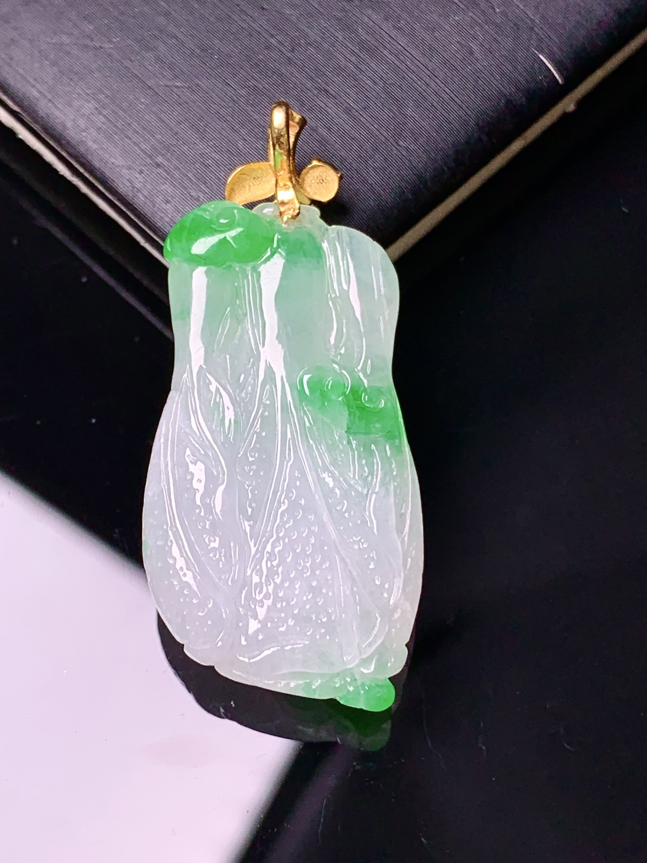 18k金镶嵌飘绿白菜吊坠 玉质细腻 色泽艳丽清新 水润亮眼 整体尺寸36.2*16.2*5.5 e1