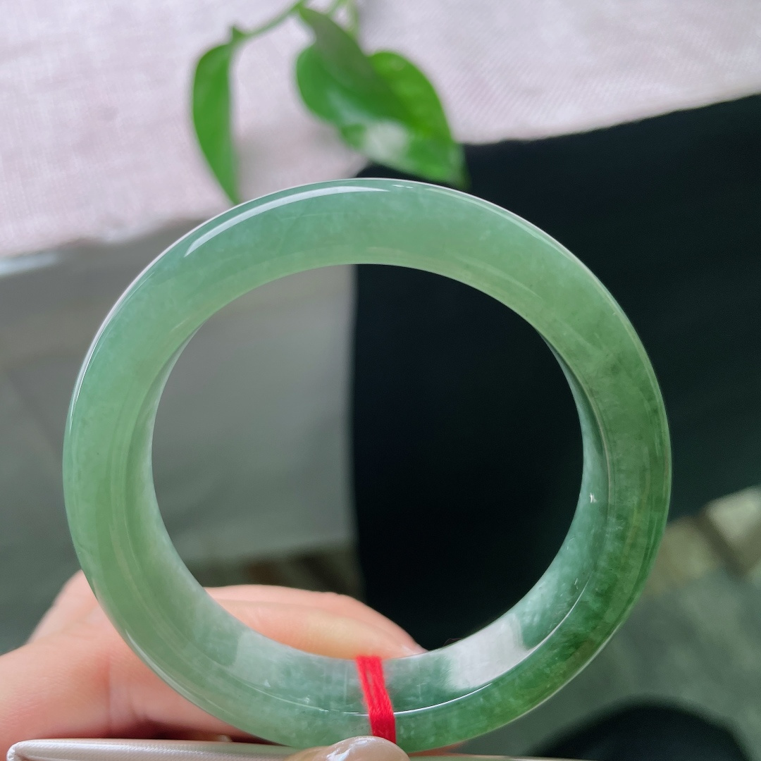 油青正圈，色线，这一汪凝于镯间的青碧色，是玉石写给人间的浪漫诗篇，不求万众瞩目，只求余生朝夕相伴，小手福音，ss58266a