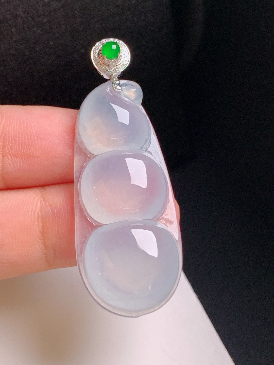 高冰福豆吊坠，清透起光，形体圆润，连中三元