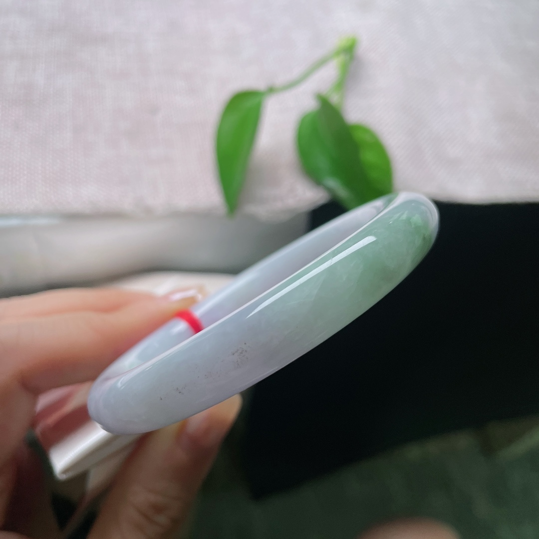 圆条，一点皮纹，淡紫春彩平安镯晕染温柔的浅紫底色，如烟似雾，一角晕开清新翠色，紫绿相融，春意缱绻。ss57879a