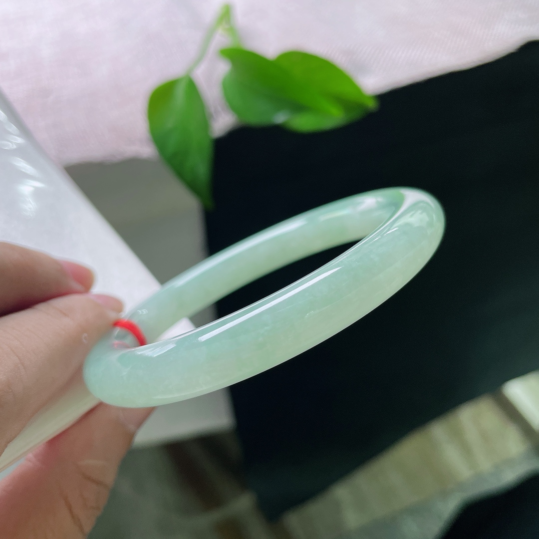 绿底圆条，无裂，一整圈温润湖绿色调均匀铺展，色调沉静柔和，如同深潭碧水，自带从容内敛的气质。ss58009a