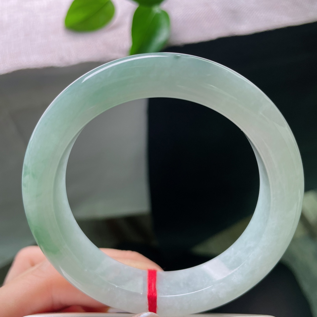 飘花正圈，无裂，玉质细腻温润，镯身泛着盈盈水光，种水清爽通透，上手冰润舒适，质感柔和。ss58031a