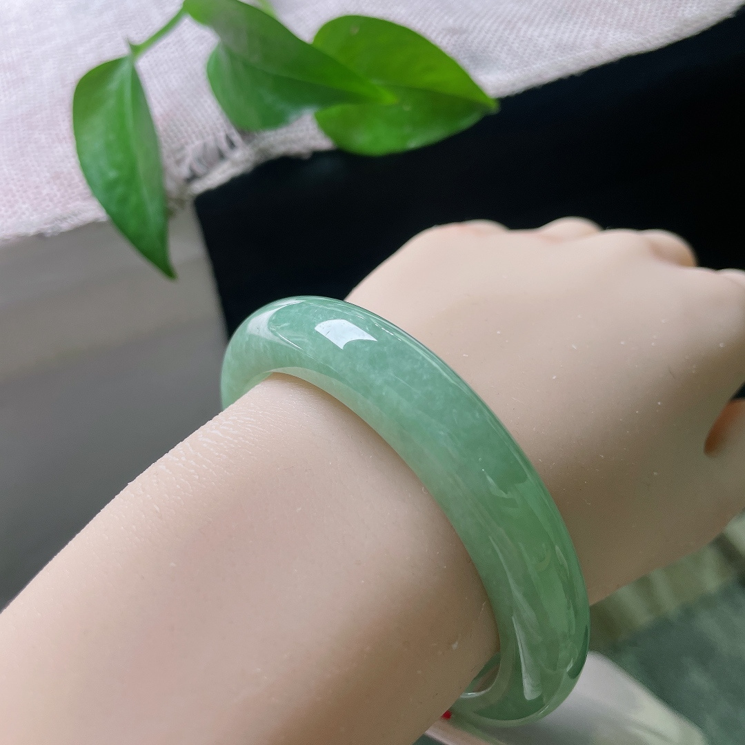 绿底正圈，一点皮纹不影响，湖水般的玉色随光影轻轻流动，柔和均匀，每一寸玉面，都流露着天然玉石独有的静谧层次。ss58280a