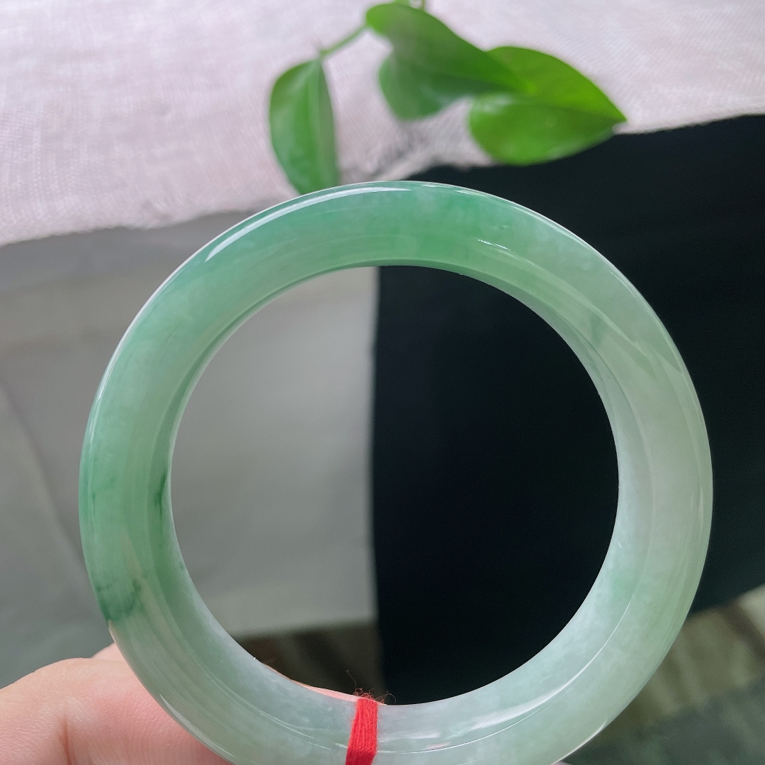 55.8/12.5/9.3，飘绿正圈，无裂，绿调温润衬肤显气质，无论是正式场合佩戴，还是日常穿搭，都