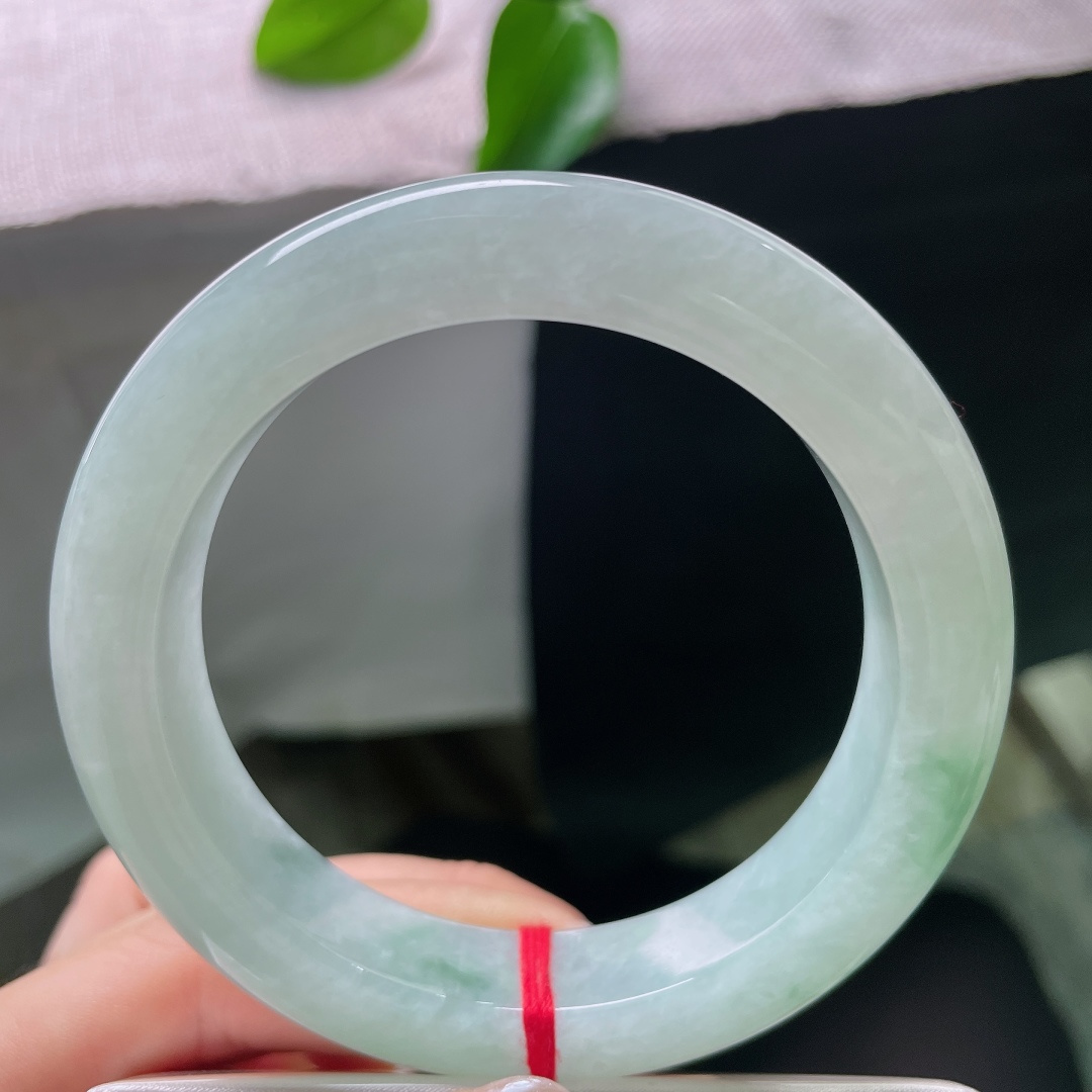 飘花正圈，无裂，玉质细腻温润，镯身泛着盈盈水光，种水清爽通透，上手冰润舒适，质感柔和。ss58031a