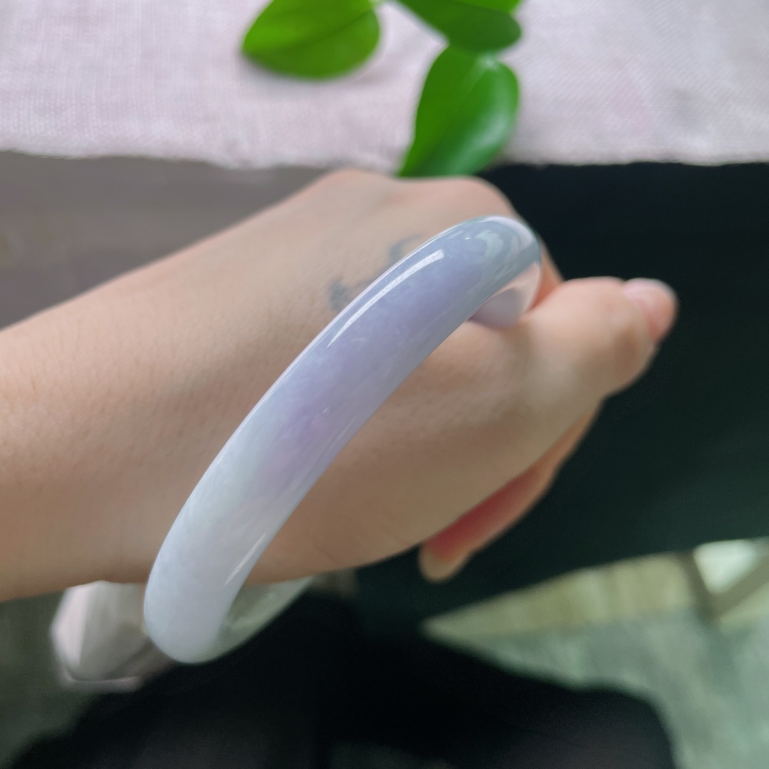圆条，晶体，玉质细腻温润，镯身光泽柔和莹亮，种质扎实，圆条条杆圆润饱满，上手贴手温润。ss57945a