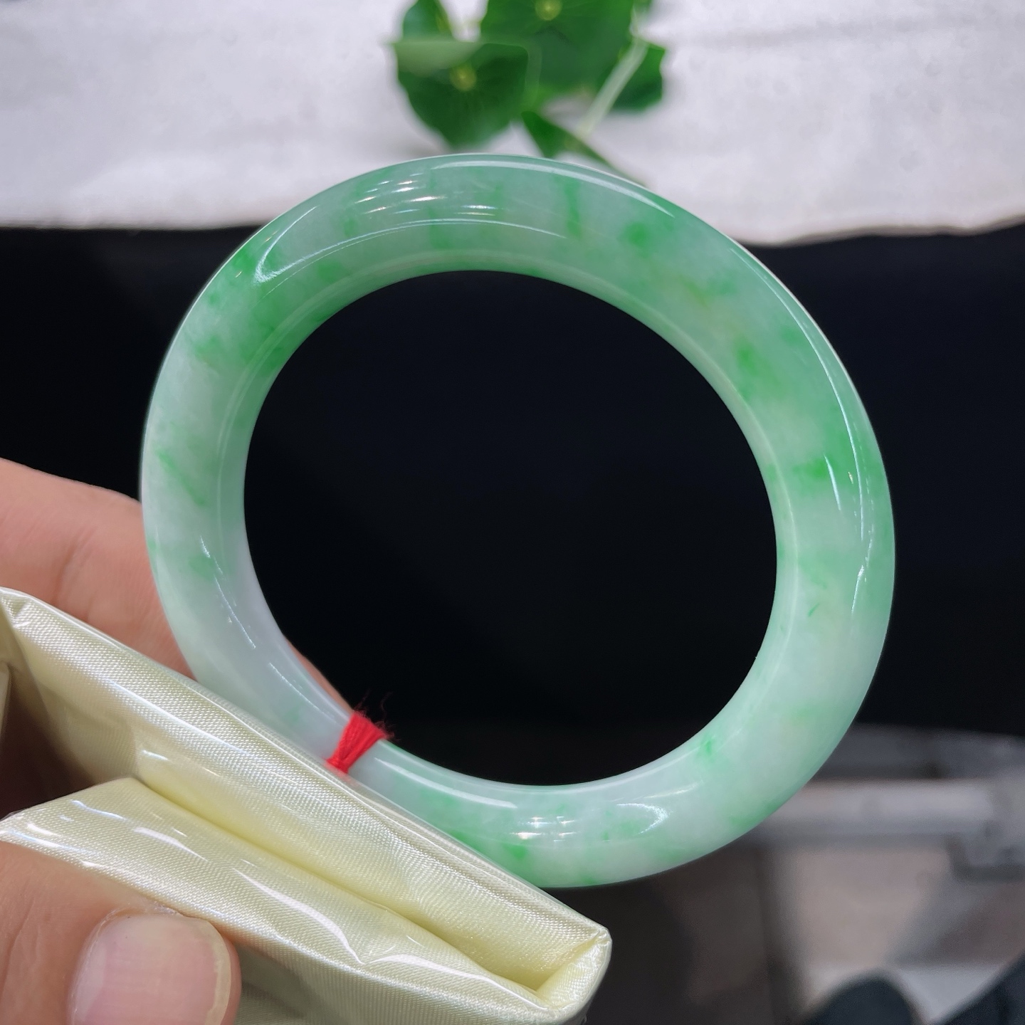 【翡翠手镯】圈口58/11.2/10.6，飘绿胖圆条，正圈59/60可戴，仿若春草漫汀，质地温润澄澈。无裂。