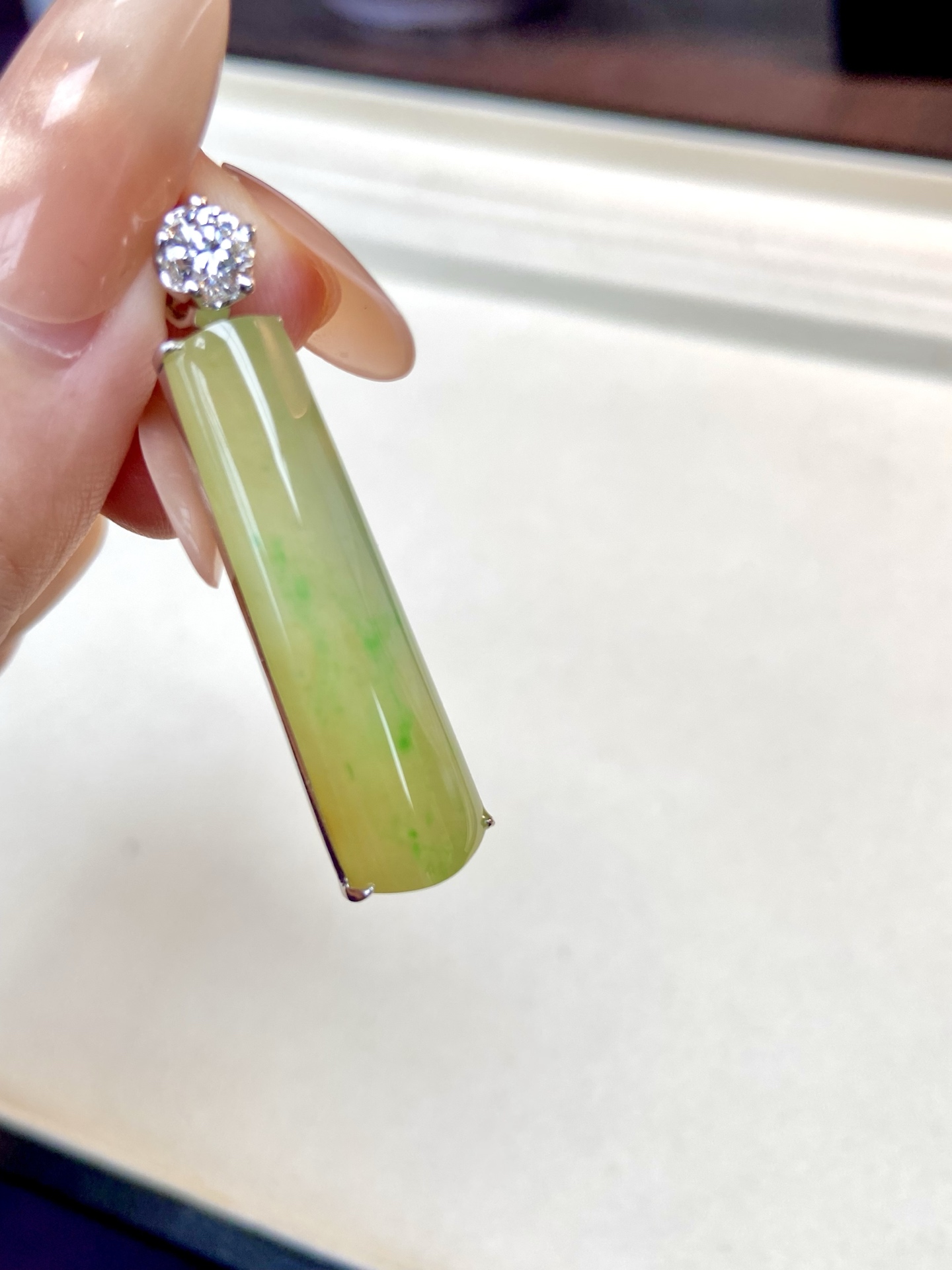高冰种黄加绿无事牌吊坠，是把春秋揉进玉里的绝色，自带贵气丝缕飘绿点缀层次超绝，上身沉静又有辨识度，谁