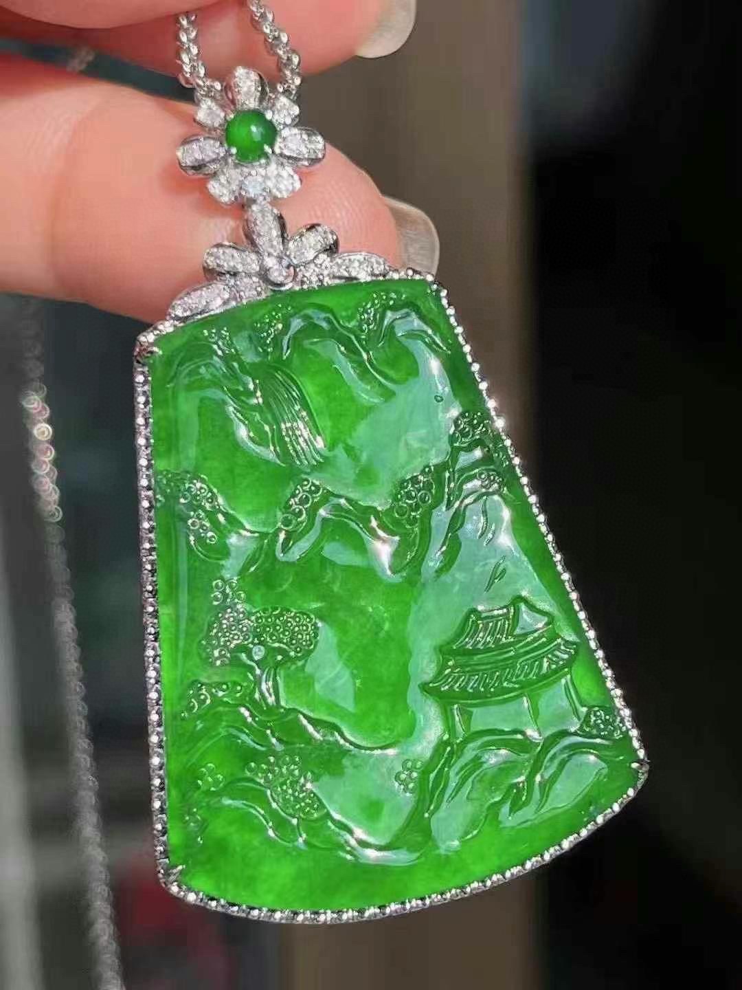 满色辣绿意境山水牌吊坠，大气尺寸细腻感十足，辣绿品质，种好起光，无裂