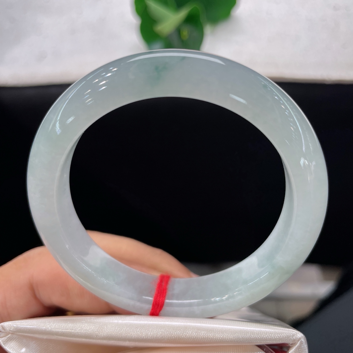 天然翡翠手镯 圈口52.8/10.8/8.5，冰飘花正圈，52/53/可戴，冰玉含轻翠，浅花漫玉环。