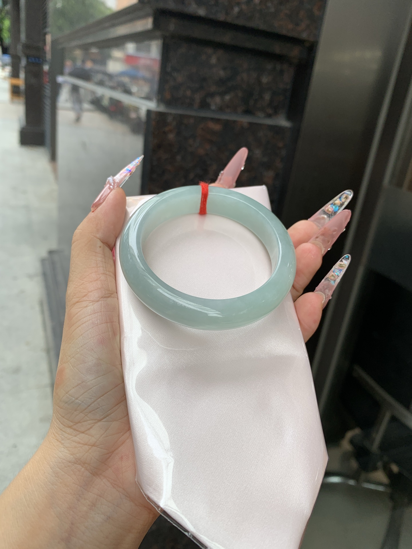 天空蓝正圈,0619-N1027-1,无裂，底妆水润，质地细腻，天空蓝底色均匀，由内而外散发出温婉气质，清爽治愈