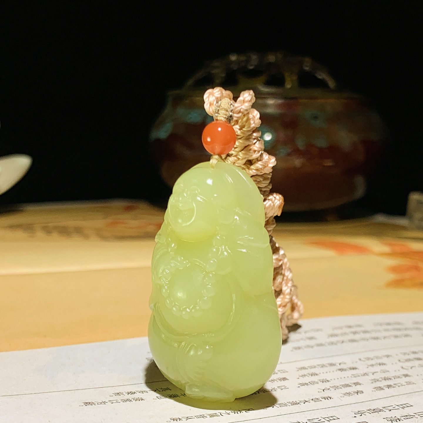 ￼ 新疆和田玉若羌黄口料佛引福来挂件 尺寸40/26/14重23.5克，玉质细腻油润 底色纯净 脂粉