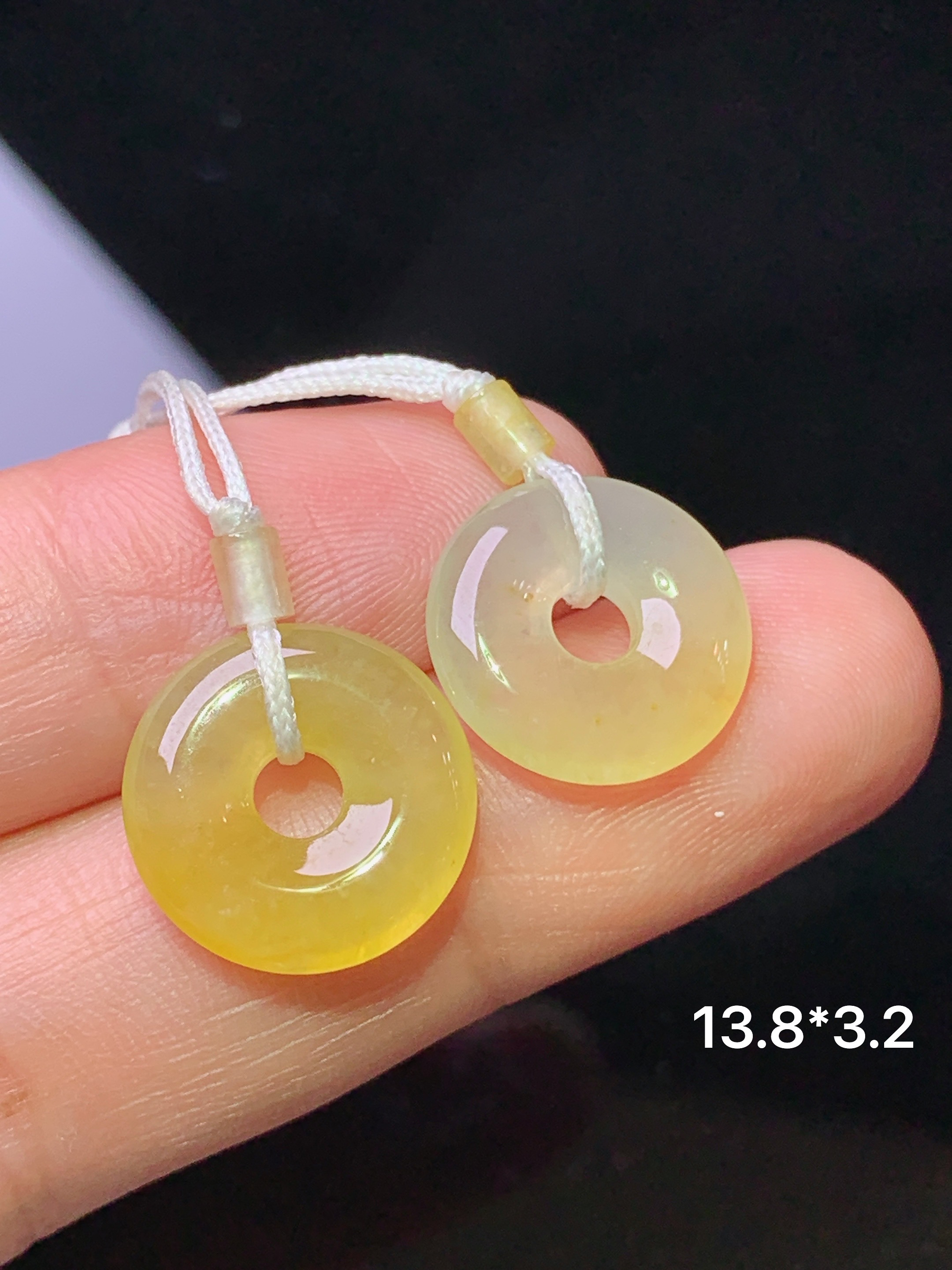 黄翡平安扣一对 玉质细腻 色泽艳丽清新 水润亮眼 整体尺寸13.8*3.2 a8