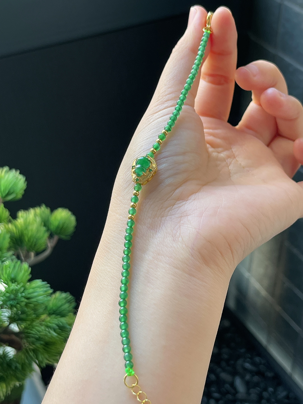 翡翠绿色小米珠手链